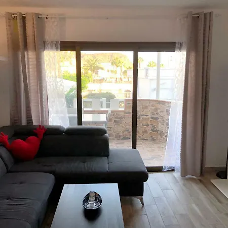 Luxury 2 Bedroom 50 M From דירה *