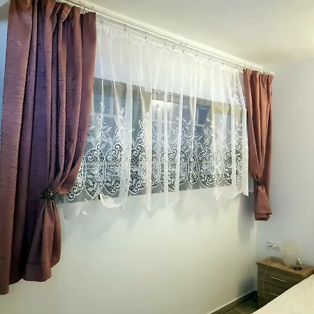 Luxury 2 Bedroom 50 M From דירה