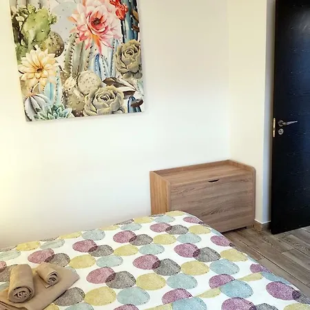 Luxury 2 Bedroom 50 M From דירה