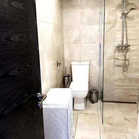 Luxury 2 Bedroom 50 M From דירה