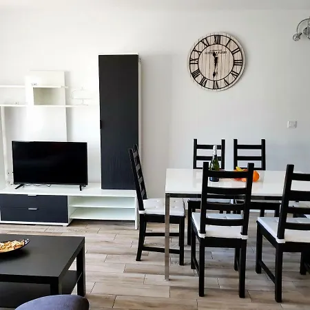 Luxury 2 Bedroom 50 M From דירה *