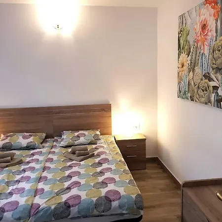 Apartment Luxury 2 Bedroom 50 M From