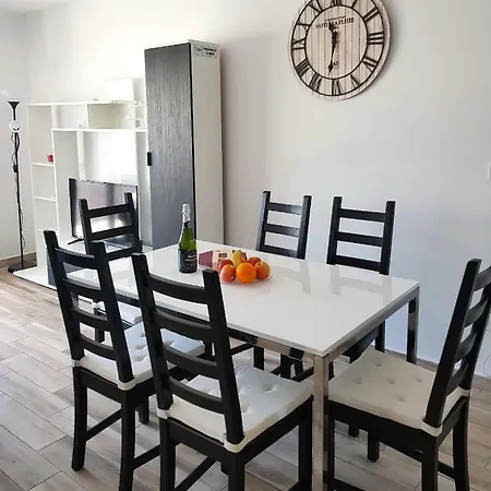 Apartment Luxury 2 Bedroom 50 M From Mogan